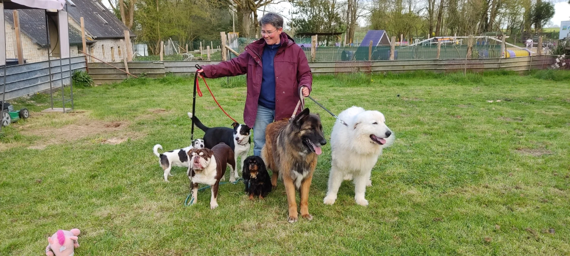 Nadège Dinomais avec ses chiens